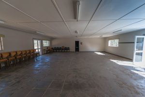 Houtstoele teen kant van muur